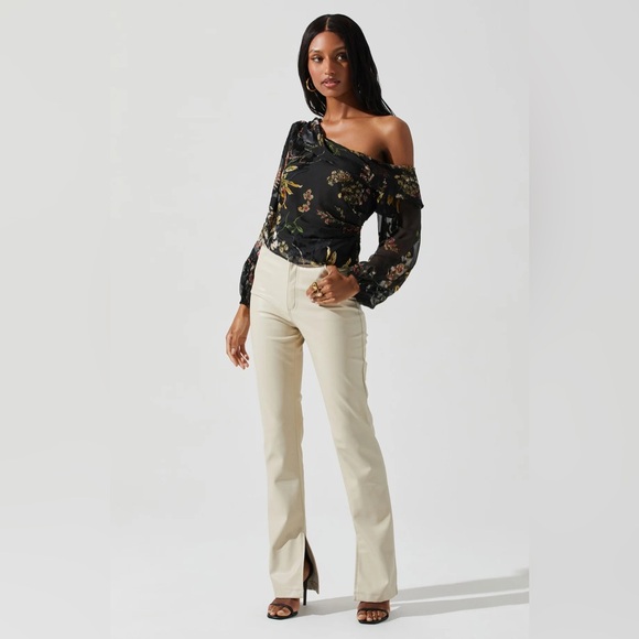 NWT ASTR The Label REIGN FLORAL OFF SHOULDER TOP - Picture 3 of 6